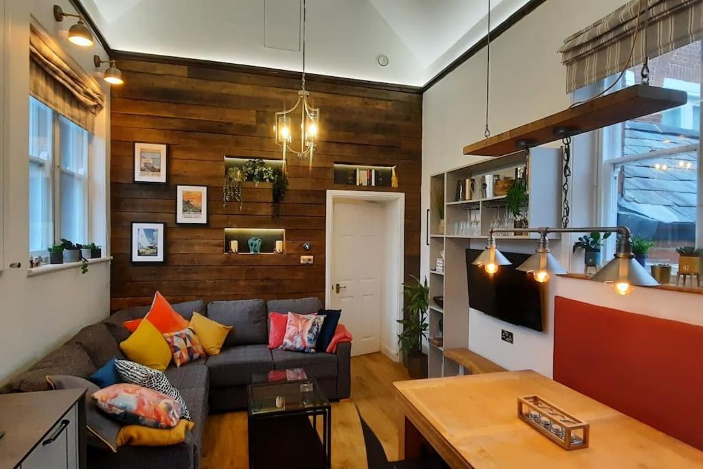 2 The Old Schoolhouse: En-suite, Hot Tub, Parking, Pets Whitstable