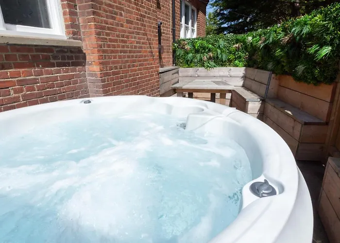 2 The Old Schoolhouse: En-Suite, Hot Tub, Parking, Pets