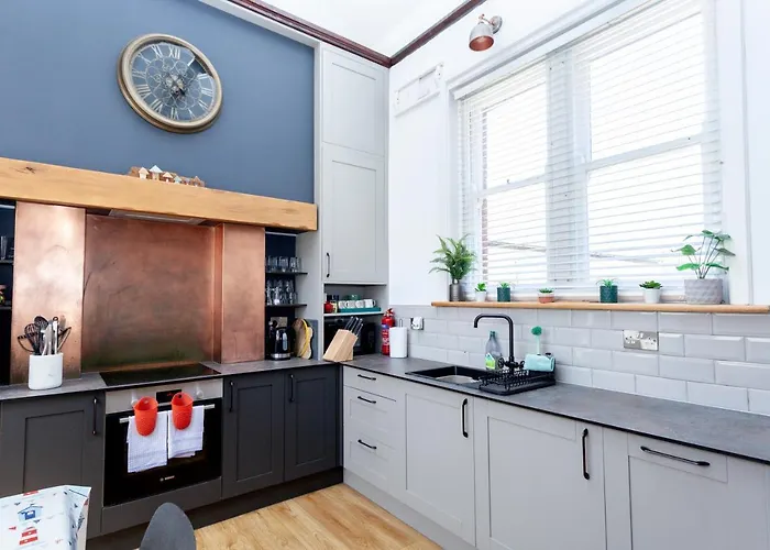 2 The Old Schoolhouse: En-Suite, Hot Tub, Parking, Pets
