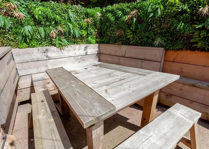 2 The Old Schoolhouse: En-Suite, Hot Tub, Parking, Pets