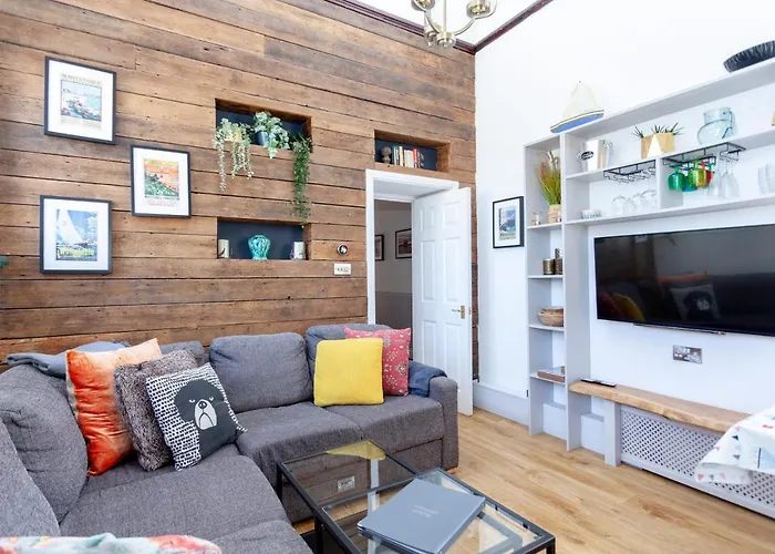 2 The Old Schoolhouse: En-Suite, Hot Tub, Parking, Pets