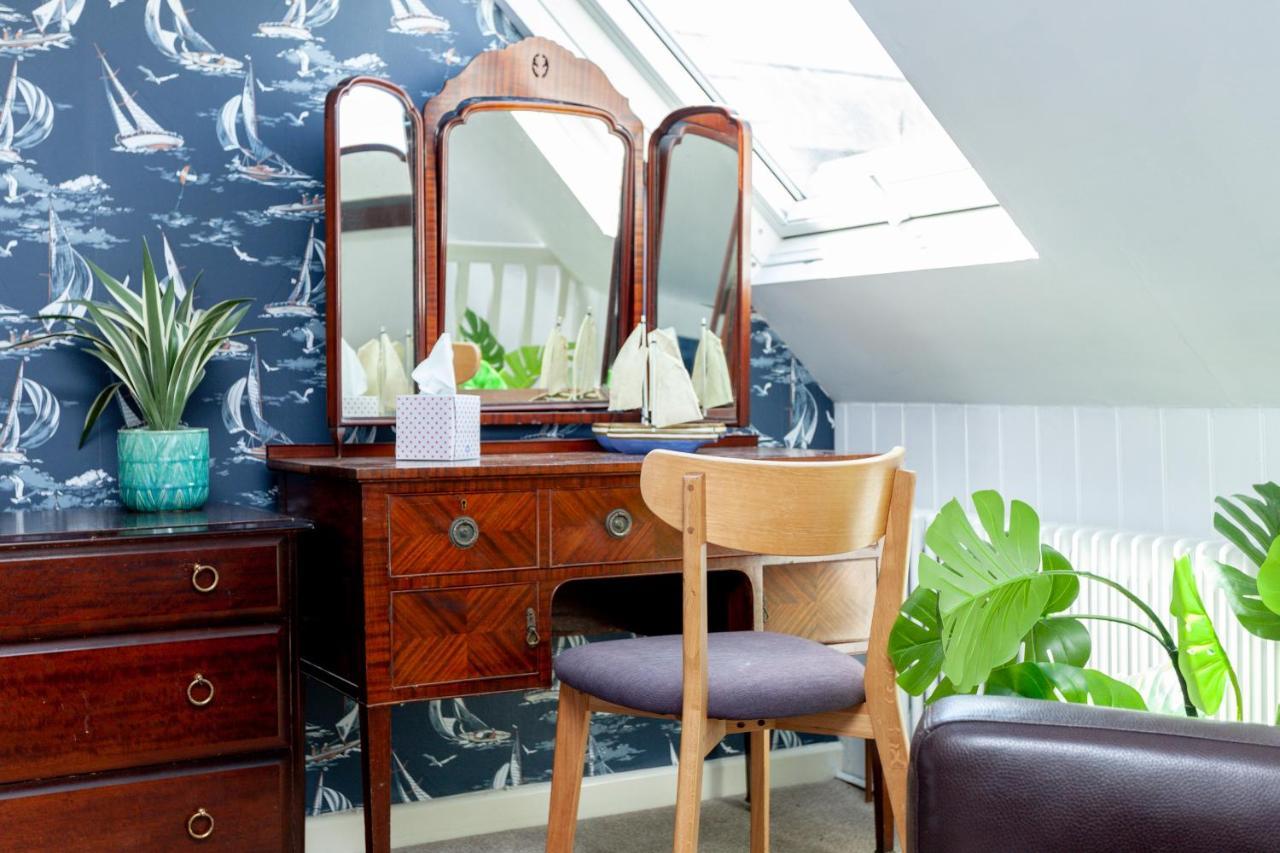 2 The Old Schoolhouse: En-suite, Hot Tub, Parking, Pets Holiday home *