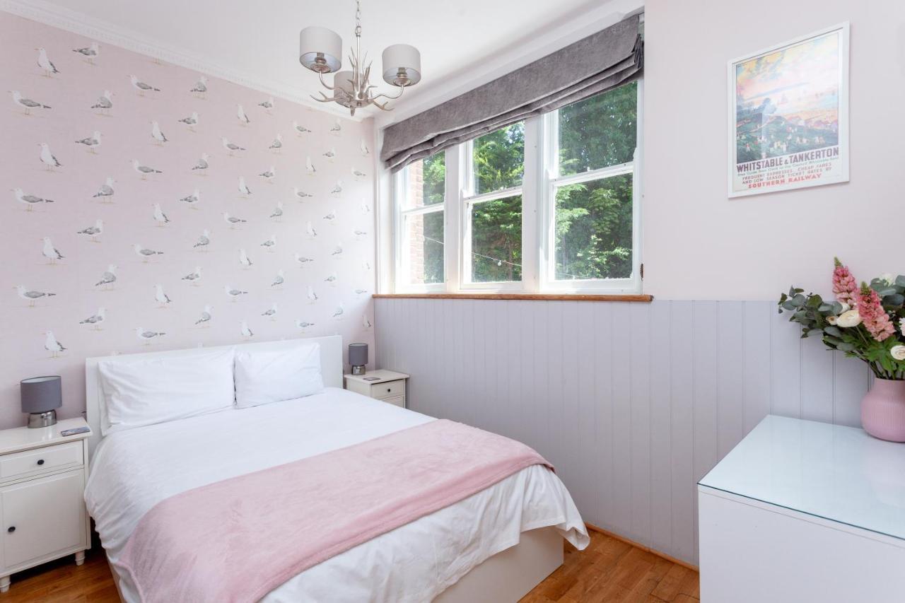 2 The Old Schoolhouse: En-suite, Hot Tub, Parking, Pets Holiday home