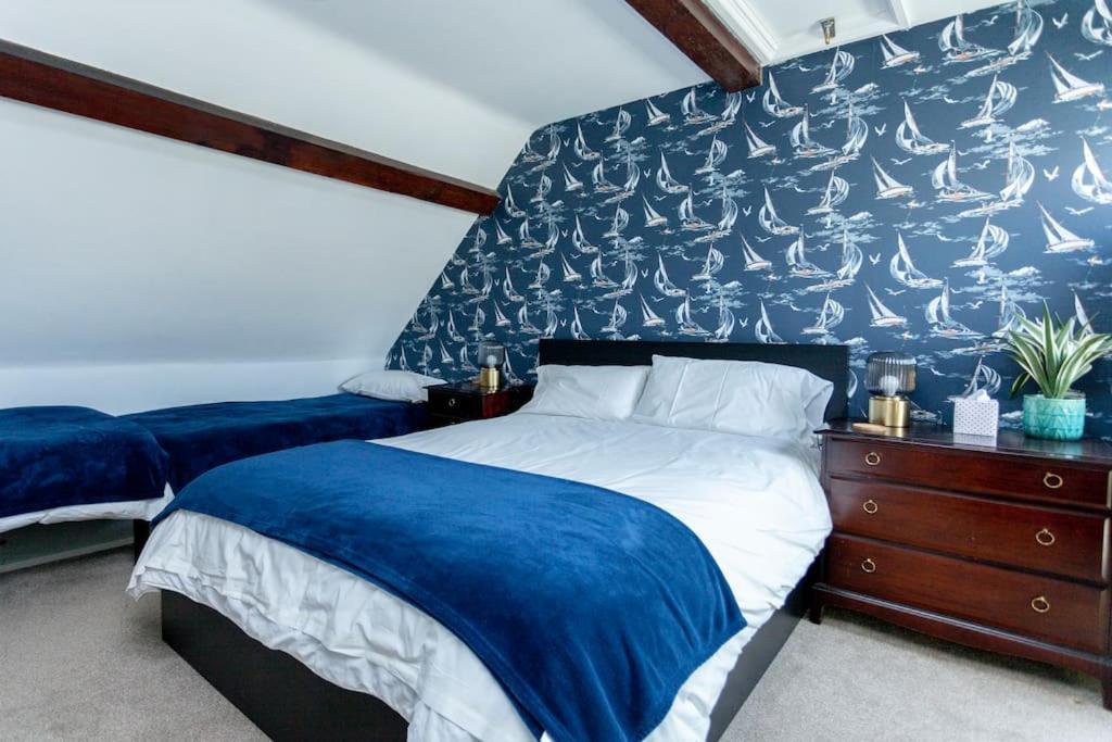 2 The Old Schoolhouse: En-suite, Hot Tub, Parking, Pets Holiday home
