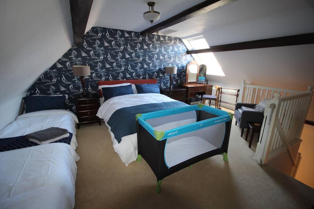 2 The Old Schoolhouse: En-suite, Hot Tub, Parking, Pets Holiday home Whitstable