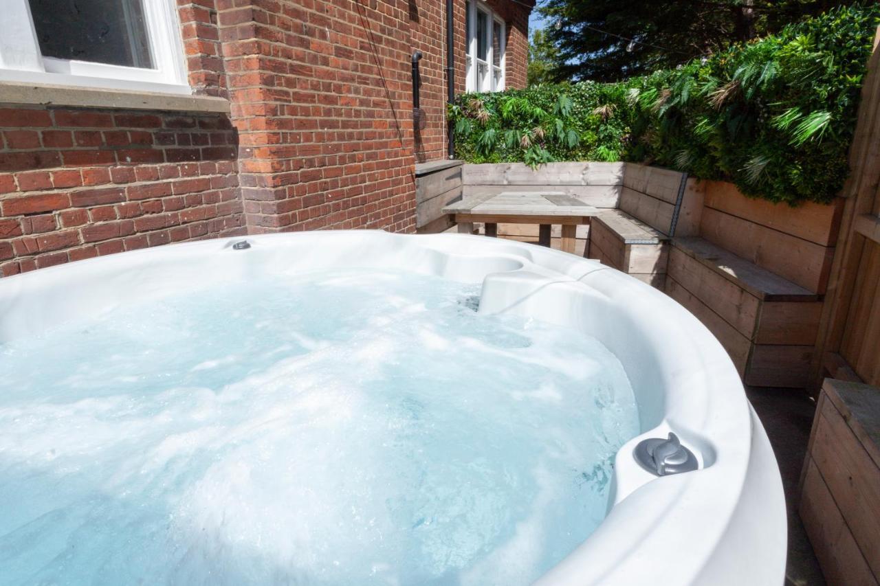 Holiday home 2 The Old Schoolhouse: En-suite, Hot Tub, Parking, Pets Whitstable