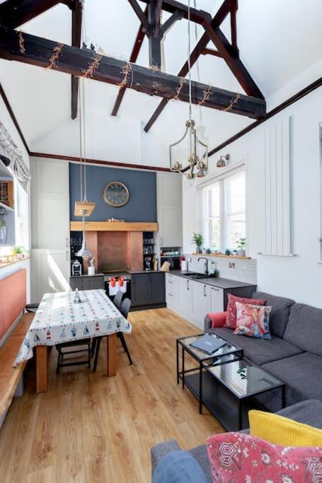 2 The Old Schoolhouse: En-suite, Hot Tub, Parking, Pets Holiday home Whitstable