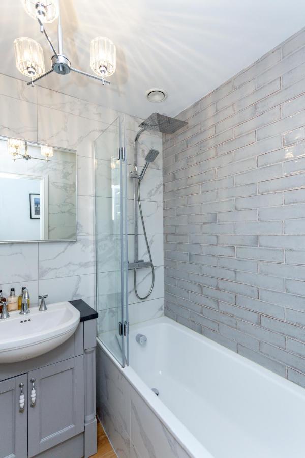 Holiday home 2 The Old Schoolhouse: En-suite, Hot Tub, Parking, Pets Whitstable