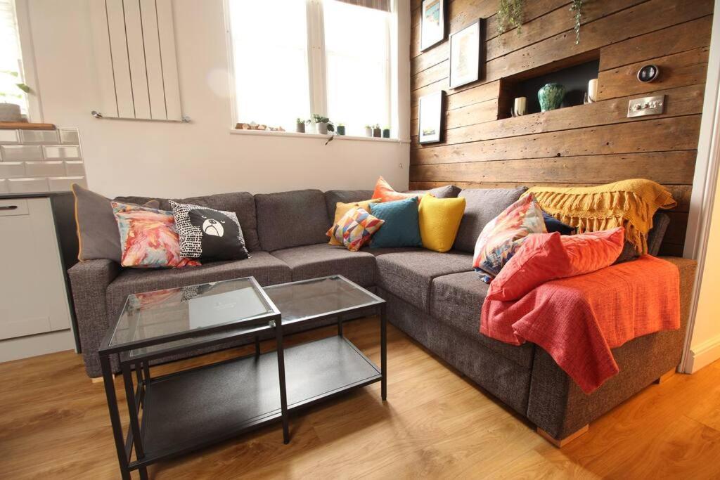 2 The Old Schoolhouse: En-suite, Hot Tub, Parking, Pets
