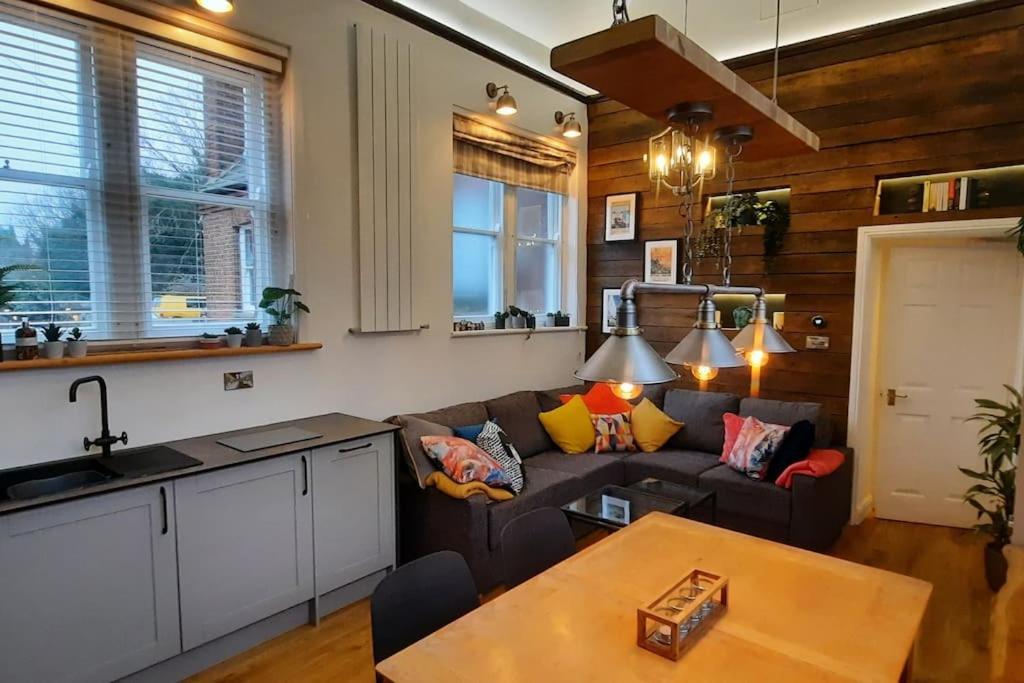 2 The Old Schoolhouse: En-suite, Hot Tub, Parking, Pets Holiday home *