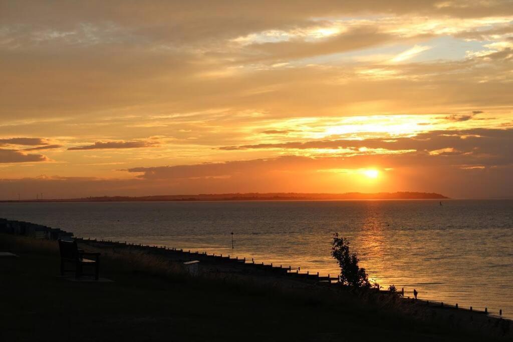 2 The Old Schoolhouse: En-suite, Hot Tub, Parking, Pets Holiday home Whitstable