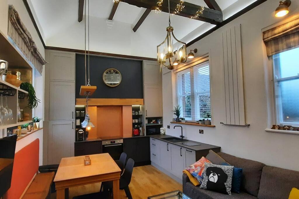 Holiday home 2 The Old Schoolhouse: En-suite, Hot Tub, Parking, Pets