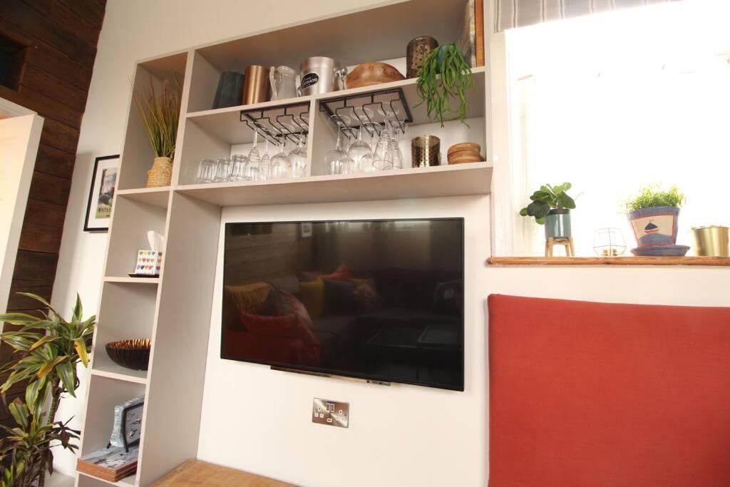 2 The Old Schoolhouse: En-suite, Hot Tub, Parking, Pets Holiday home *