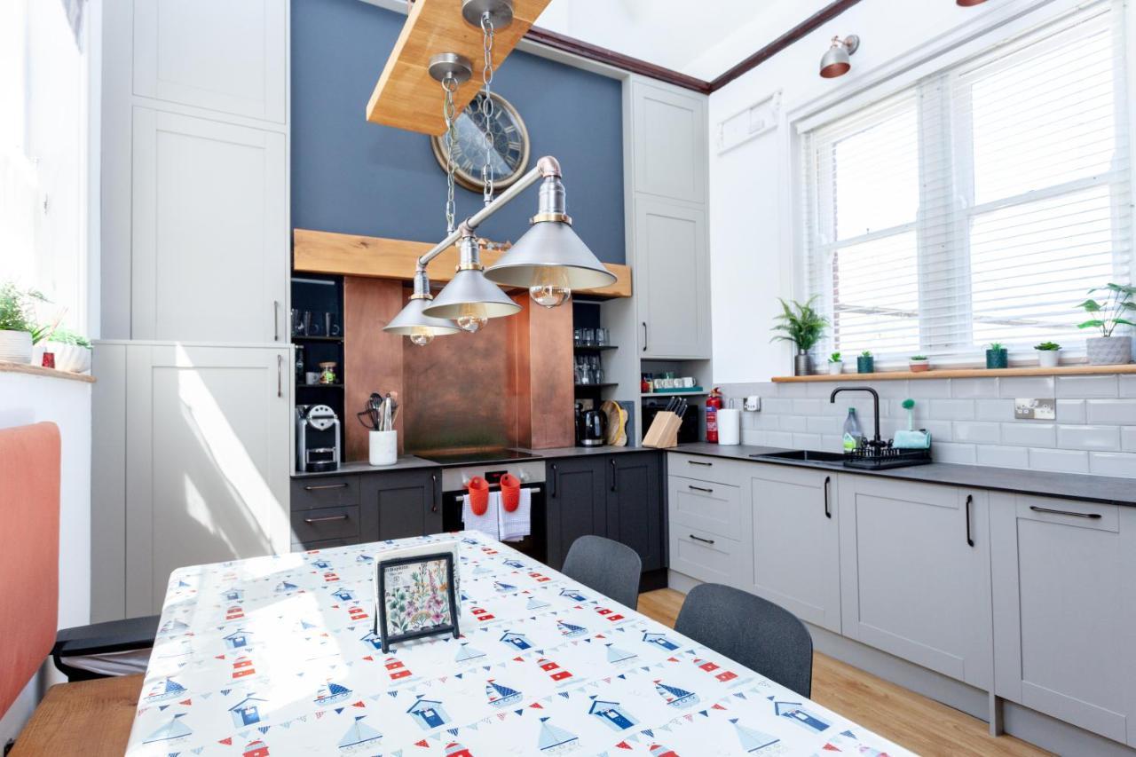 2 The Old Schoolhouse: En-suite, Hot Tub, Parking, Pets Holiday home