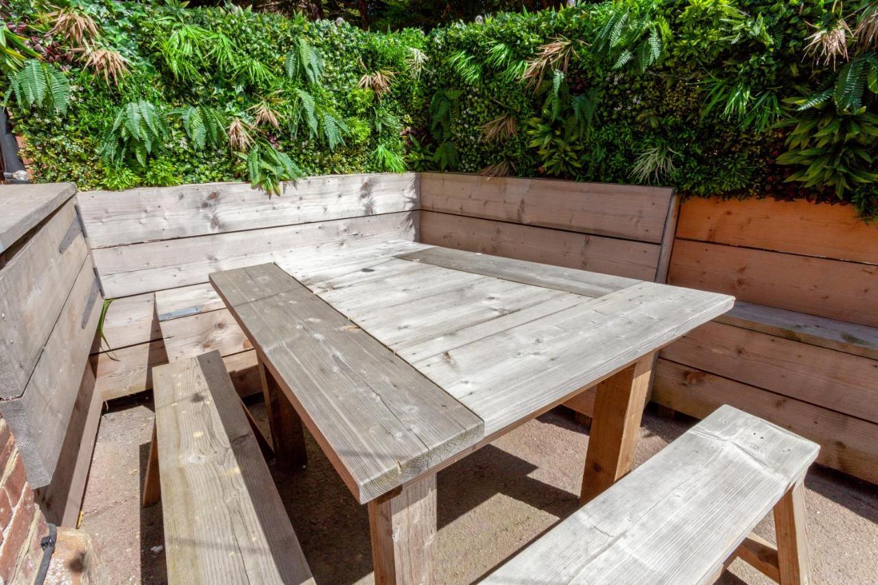 2 The Old Schoolhouse: En-suite, Hot Tub, Parking, Pets *
