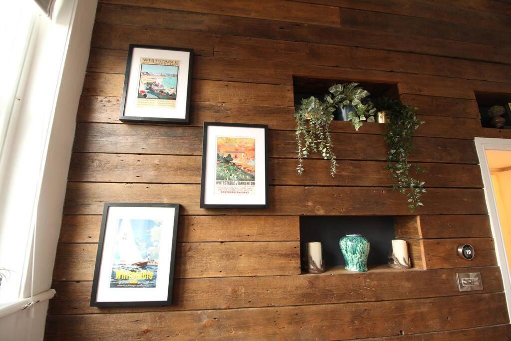 2 The Old Schoolhouse: En-suite, Hot Tub, Parking, Pets