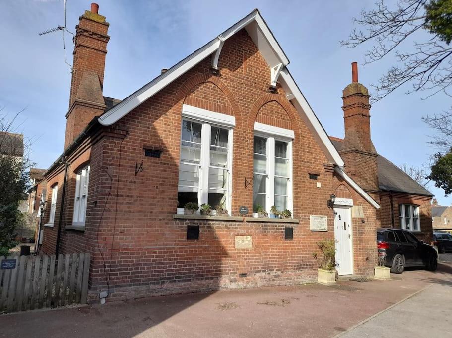 2 The Old Schoolhouse: En-suite, Hot Tub, Parking, Pets Holiday home