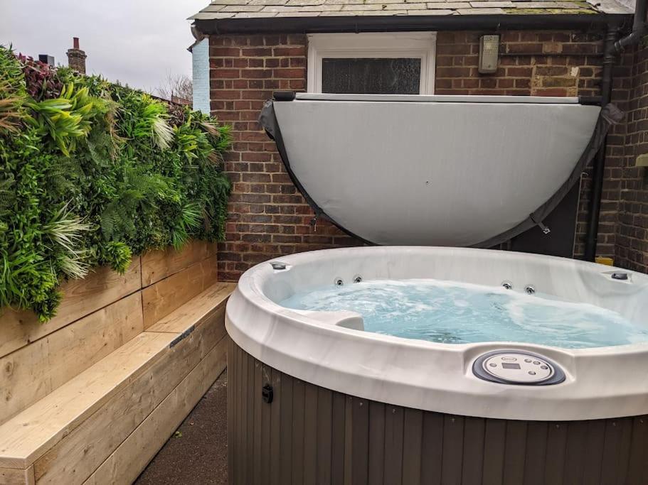 2 The Old Schoolhouse: En-suite, Hot Tub, Parking, Pets Holiday home Whitstable