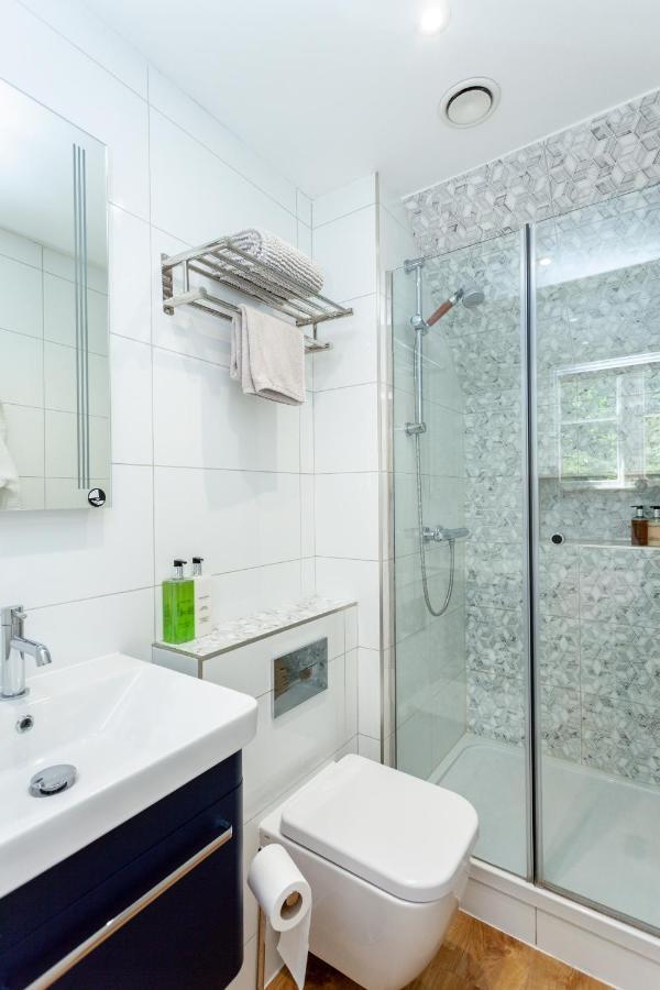 Holiday home 2 The Old Schoolhouse: En-suite, Hot Tub, Parking, Pets Whitstable