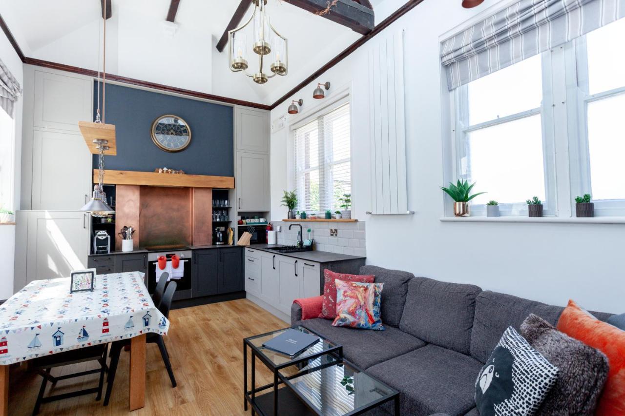 2 The Old Schoolhouse: En-suite, Hot Tub, Parking, Pets Holiday home *