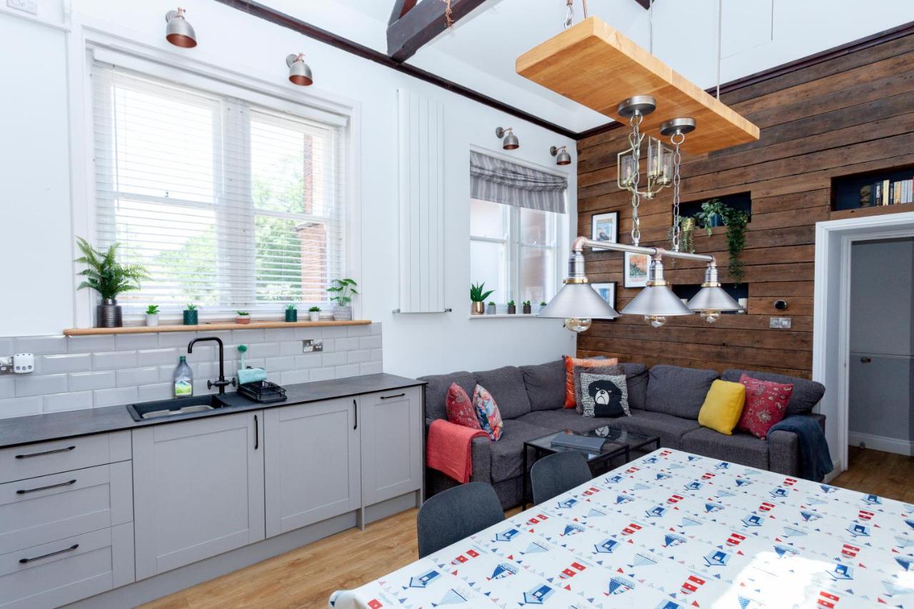 2 The Old Schoolhouse: En-suite, Hot Tub, Parking, Pets Holiday home *