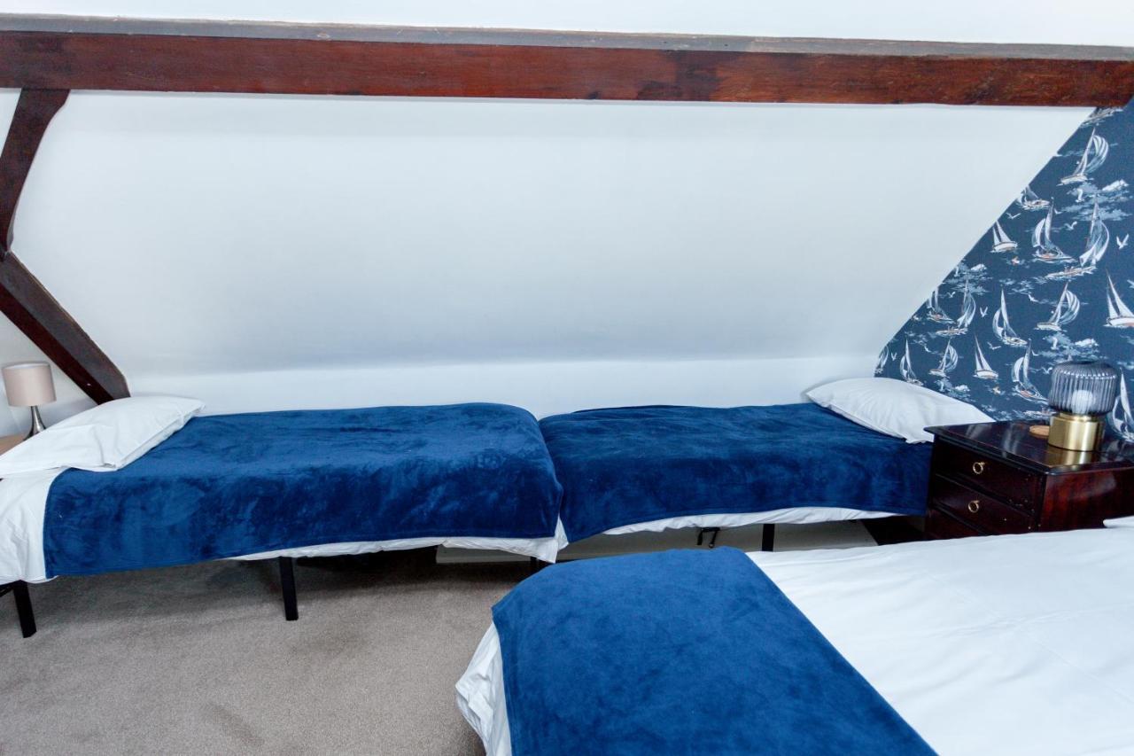 2 The Old Schoolhouse: En-suite, Hot Tub, Parking, Pets * Whitstable